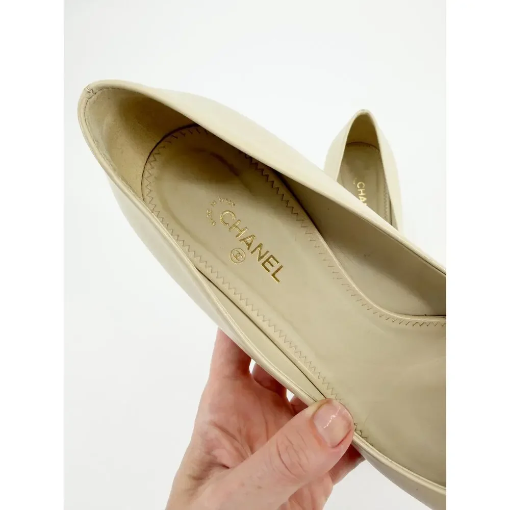 Chanel White Lambskin Leather Gold Cap Pointed Toe Kitten Heels Pumps 41 CC